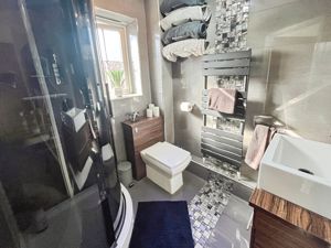 En-suite- click for photo gallery